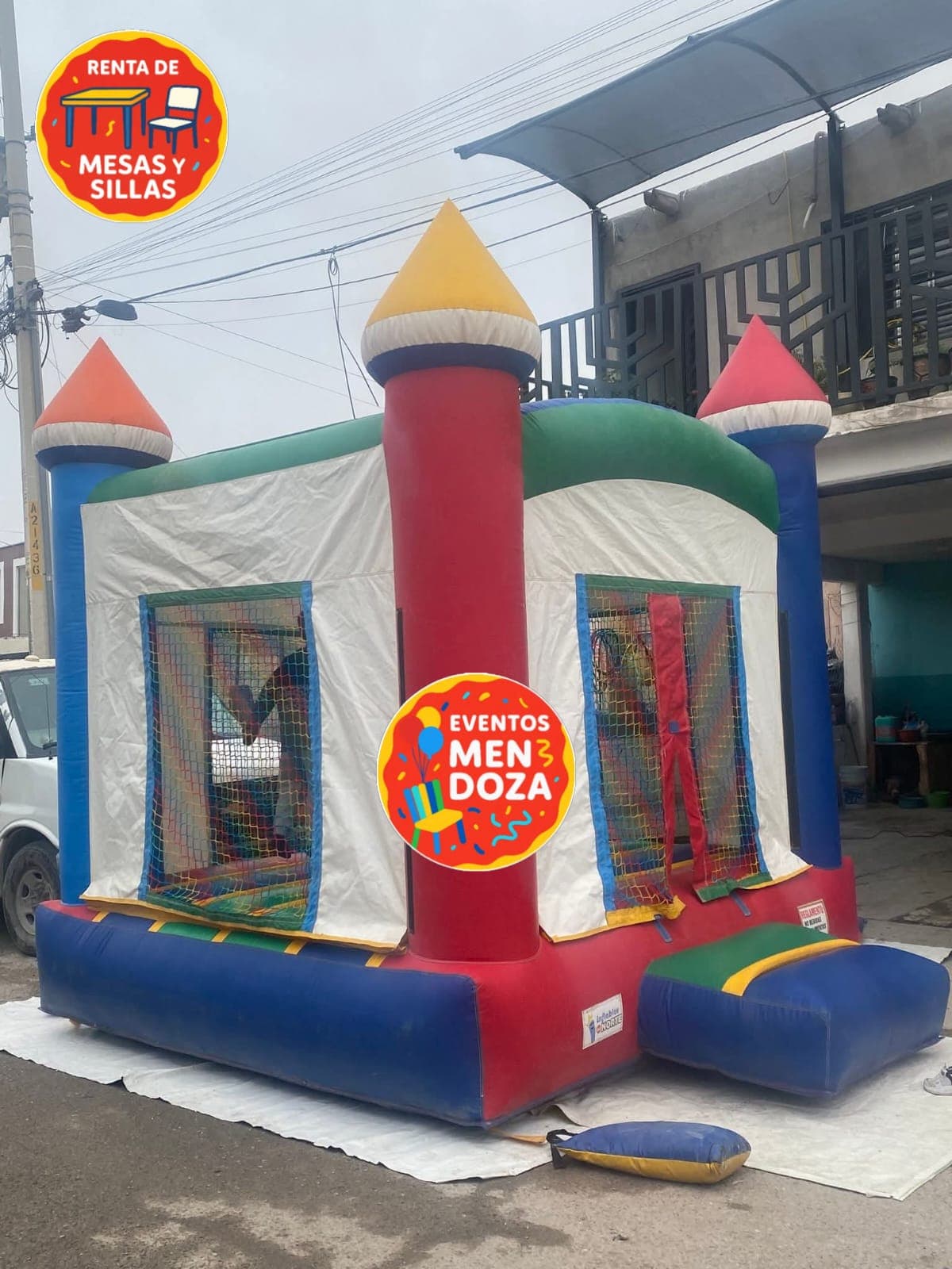 Sillas y mesas para evento